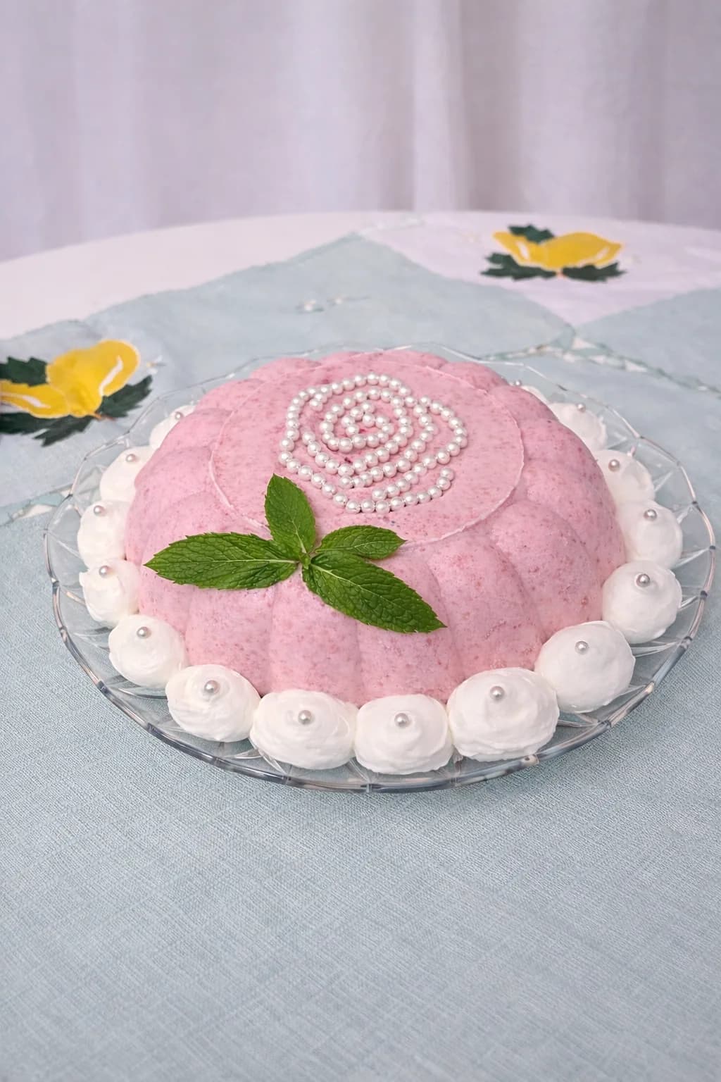 Rosa individuelle Torte mit Rosen