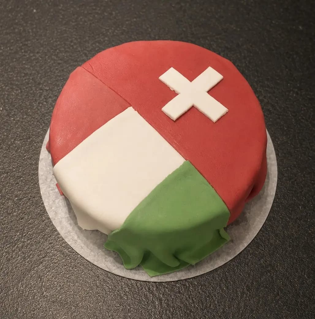 Individuelle Torte mit Italien- und Schweiz-Flaggen